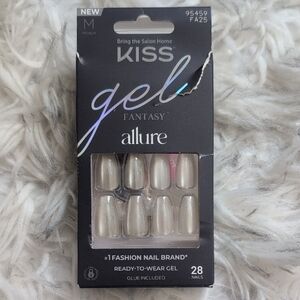 Kiss Gel Fantasy Allure Nails in Shimmering Cream
